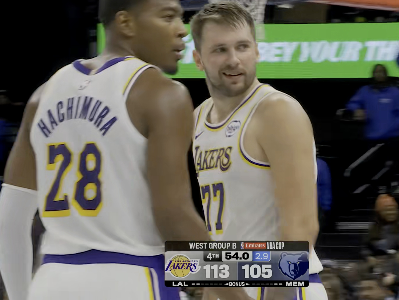 东契奇造三分球犯规！表情亮了 ​​​​踩线了，两罚全中！湖人vs灰熊 ​​​