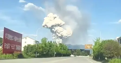 浏阳一烟花厂爆炸，烟柱直冲百米天空，2公里外居民称玻璃被震碎，涉事企业成立26年，镇政府工作人员：暂
