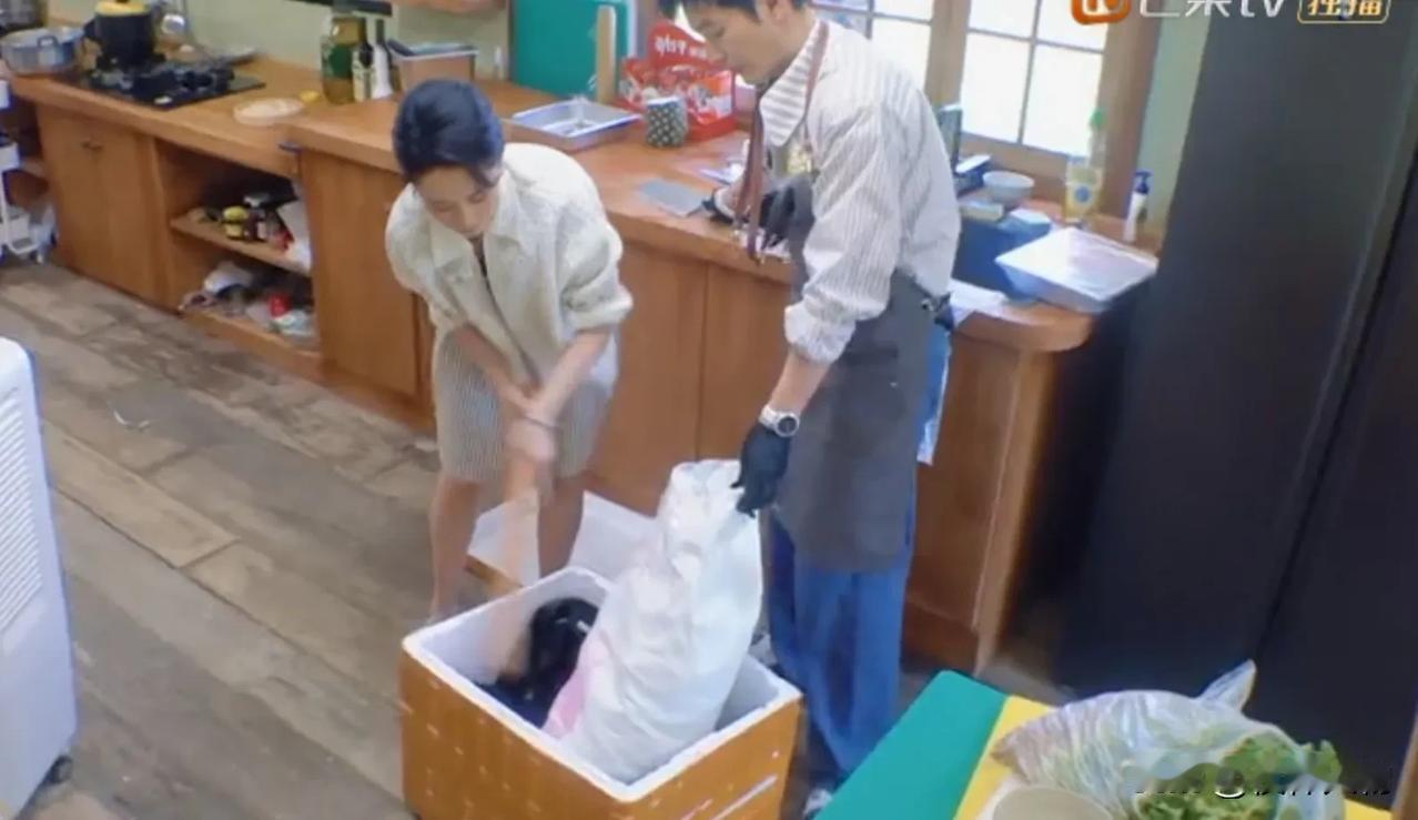 黄晓明找海清来《中餐厅》，太对了！他要把冰敲碎，老腰都快断了也没搞定。结果海清霸