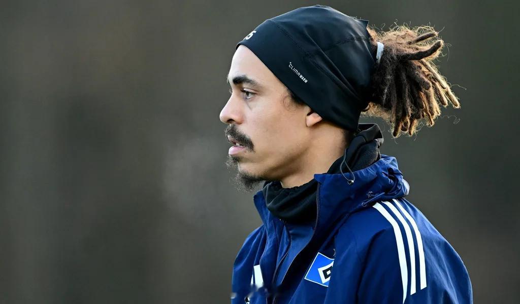 我晕，汉堡队长优素福·波尔森又双叒叕受伤了，这一次是在训练中无对抗状态下扭伤了脚