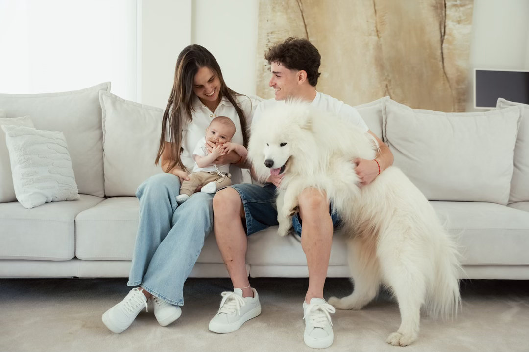🕷阿尔瓦雷斯晒全家福👱♂️👩🦱👶🐶     阿玛迪奥四个月了☺️阿尔