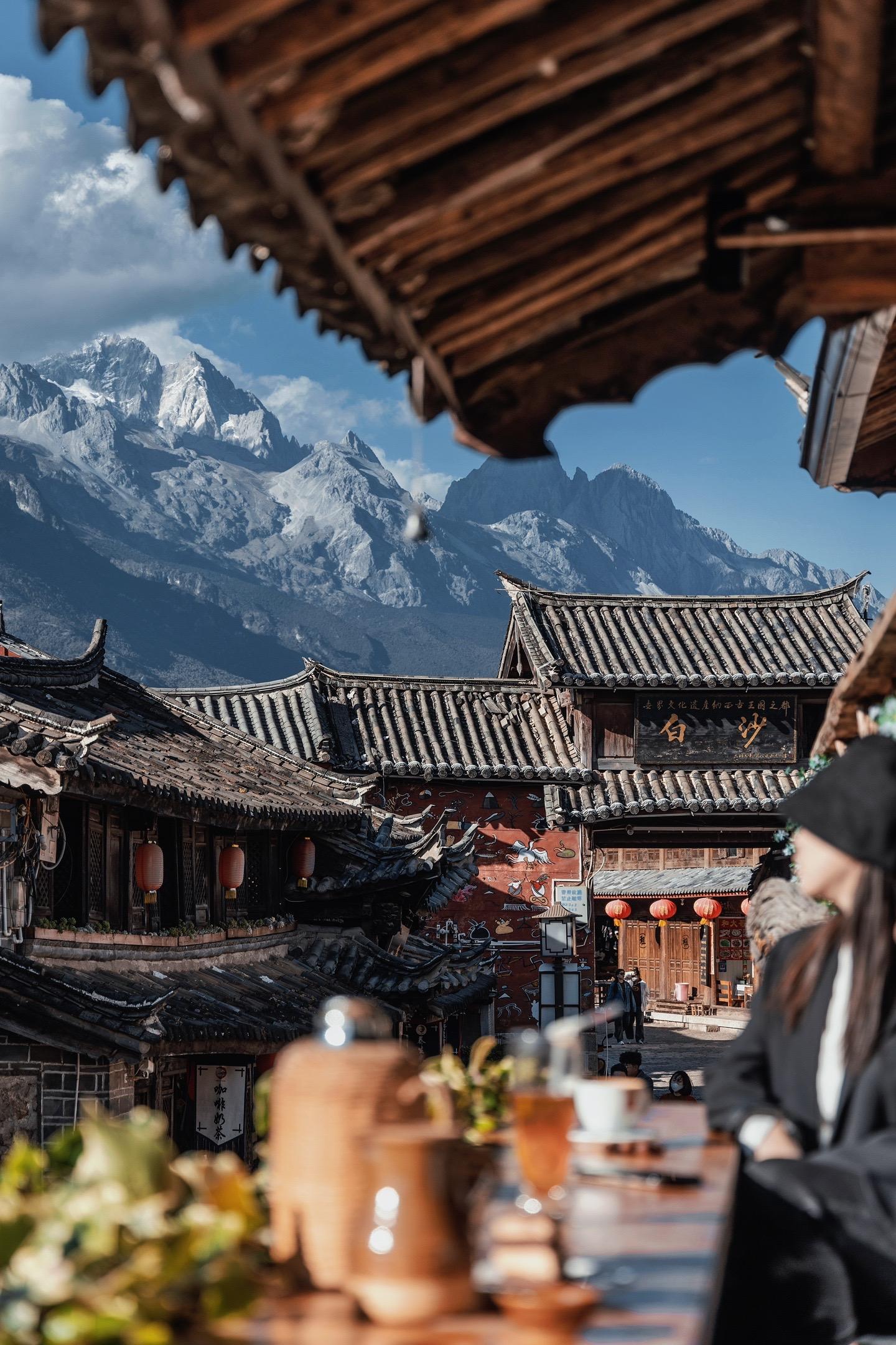 “2022去过被低估的9个小众古镇！你最想和谁去呢～” . 分享9个治愈我的古镇or村落 相比绝大多数的景点，游客和商业化都不多 远离喧嚣，车马书信都很慢 如果你不想工作了，就来小住几天吧～ . ❶白沙古镇 位于云南丽江；每天坐着喝咖啡，抬头就能看见雪山～街上的行人都慢悠悠的，狭长的小巷，居民闲坐在路一旁晒太阳，聊着方言，小猫咪在房顶上窜来窜去 . ❷瑶里古镇 位于江西景德镇；我是江西人，一个让我自私到不想分享的目的地。古朴老旧的屋檐，青山绿水之中，曾经点燃过千年窑火...方文山笔下的「天青色等烟雨」写的就