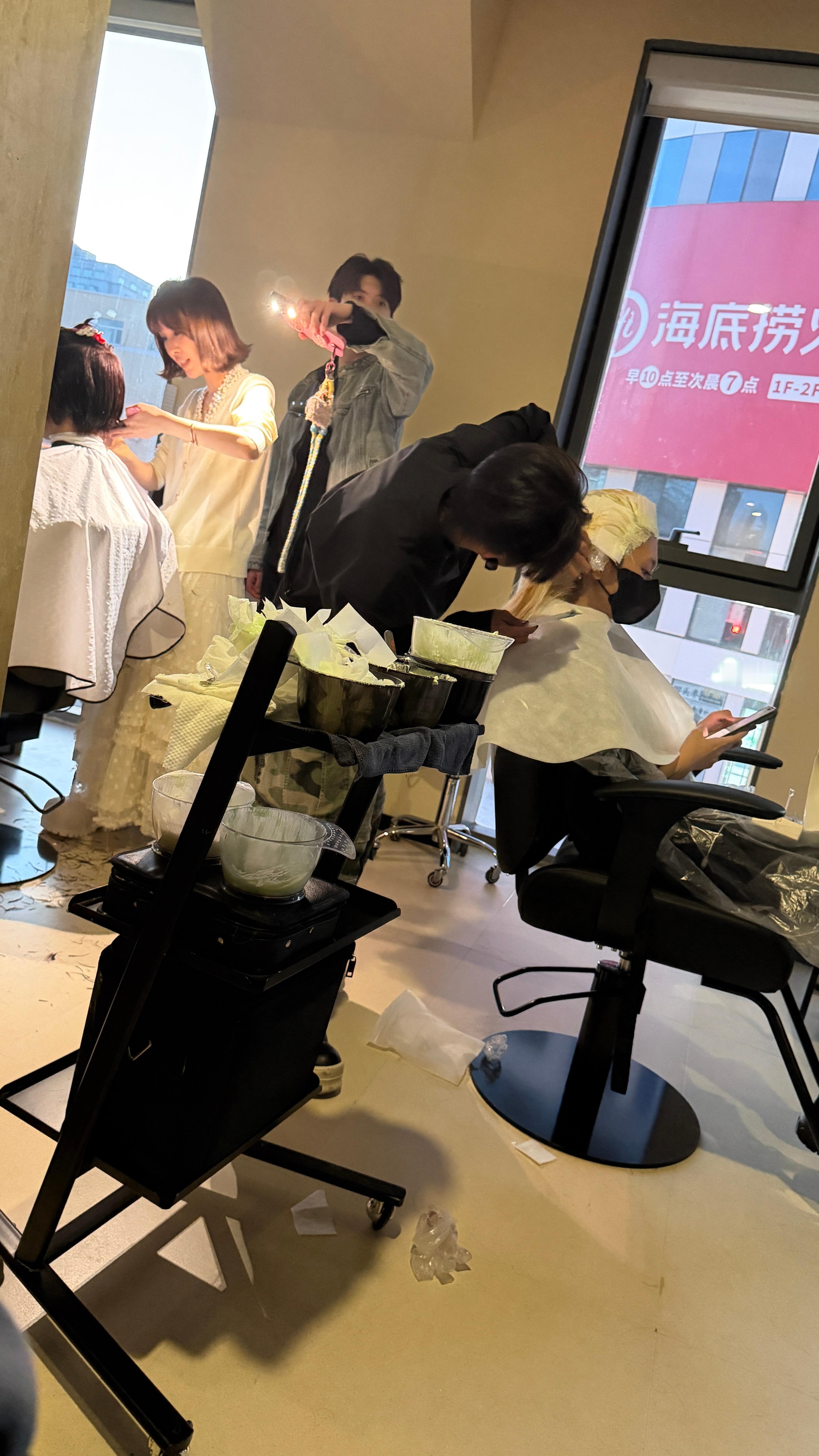 好坚强的理发店💈！店里已经打着手电做头发了