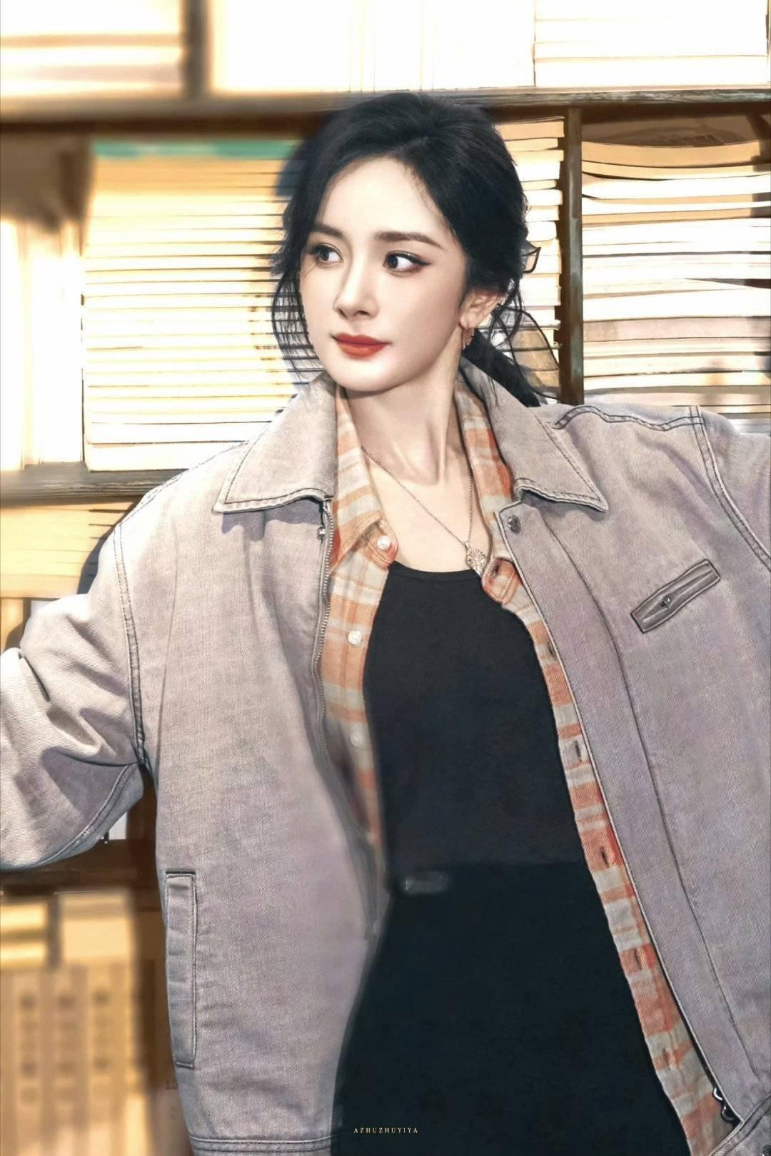 杨幂昨晚直播活动造型🈶休闲风格，状态美美美 ​​​ 我直呼老婆 ​​​