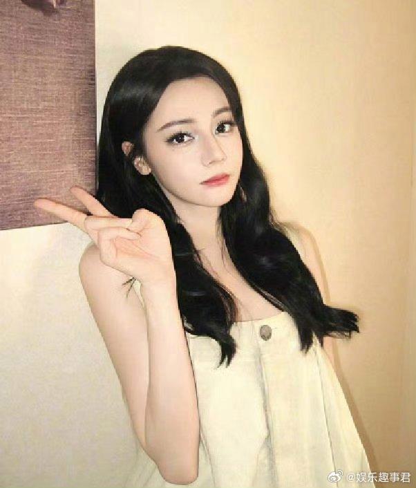 曝迪丽热巴或已落地马来西亚据多方消息显示，迪丽热巴已经从迪拜离开飞抵马来西亚。但