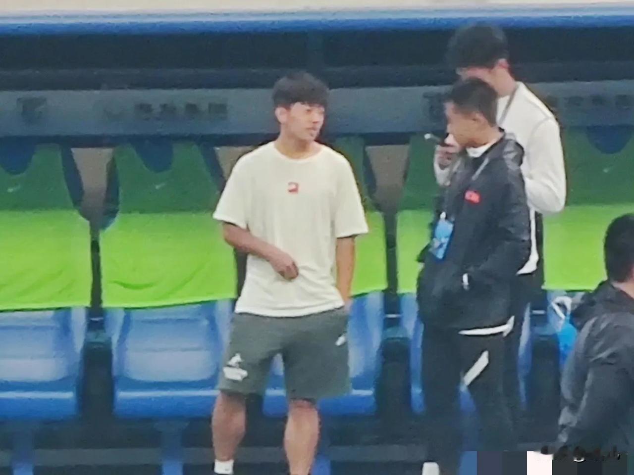 U16国青10号核心球员邝兆镭出现在中超联赛大连英博对梅州客家的比赛场上。
作为