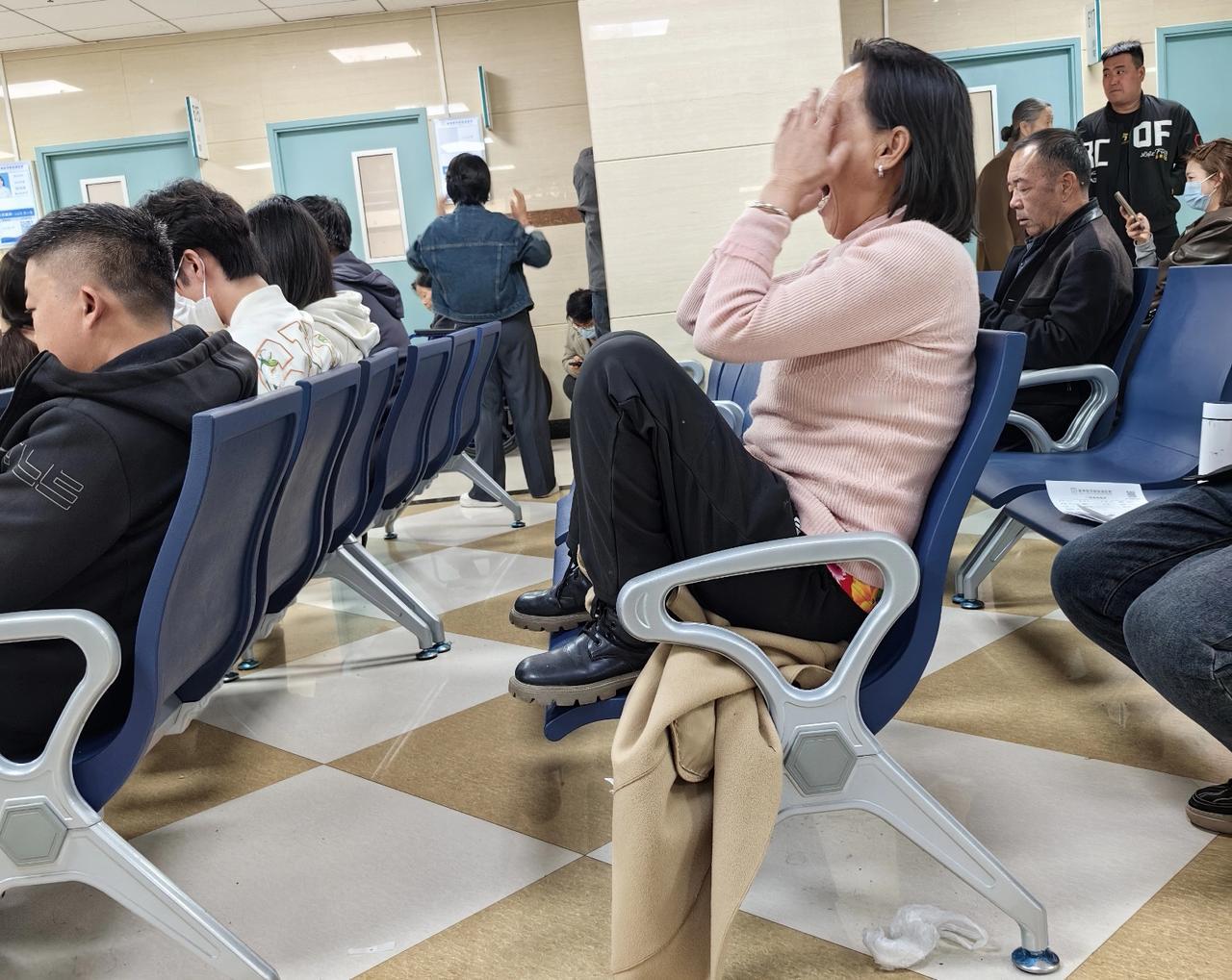 什么叫没素质！
你可以没深厚的文化，也可以没有美丽的容颜，但是不能没有素质。
我