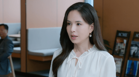 #李若彤职场状态好真实##心疼李若彤# ​李若彤的职场状态是现实的写照，让我们一