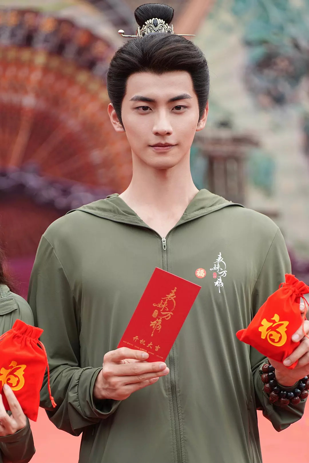 为什么我怎么感觉陈鑫海这个眼睛有点斗鸡眼？[允悲][允悲][允悲]感觉这个妆造没