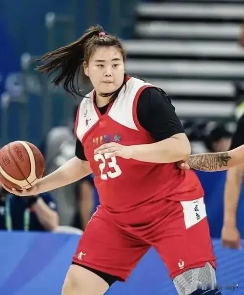 女版奥尼尔落选国家队引争议！
   身高2米01、体重260斤的“大宝贝”刘禹彤