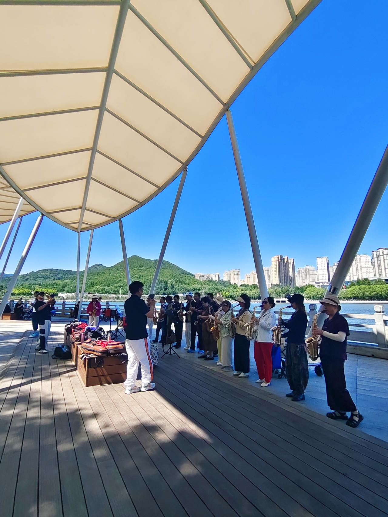济南孟家水库的夏天好热闹啊！今天与兵团战友王相约去孟家水库遛弯，早上九点在小区北
