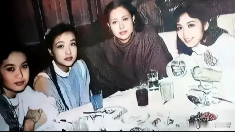 这张极其珍贵的四美同框比美，居然有斯琴高娃[憨笑]还有刘晓庆，这并不奇怪，斯琴高