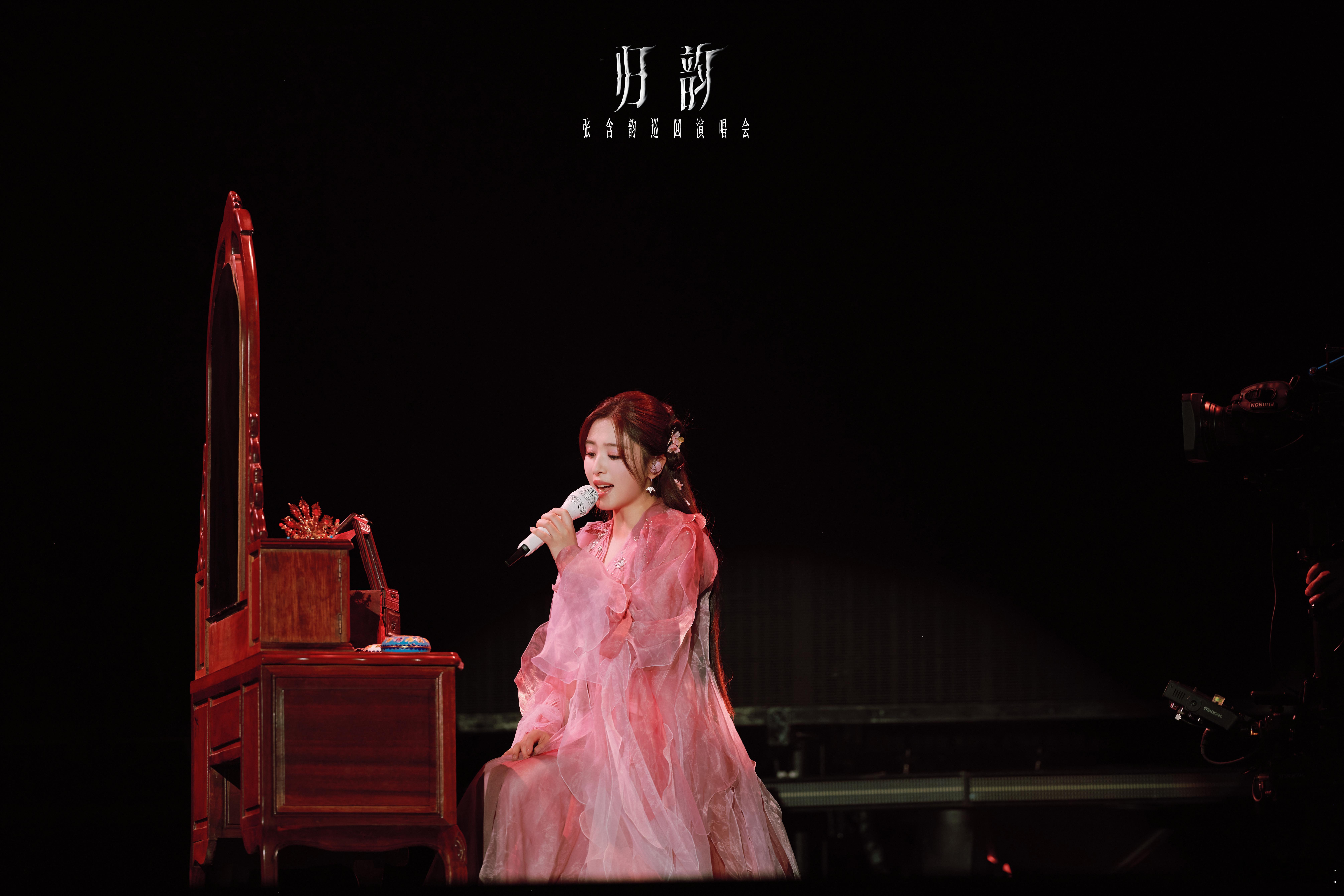 张含韵国风故事感好强广州归韵演唱会的惊喜还没消化完！人生戏台舞美配五大角色时空太