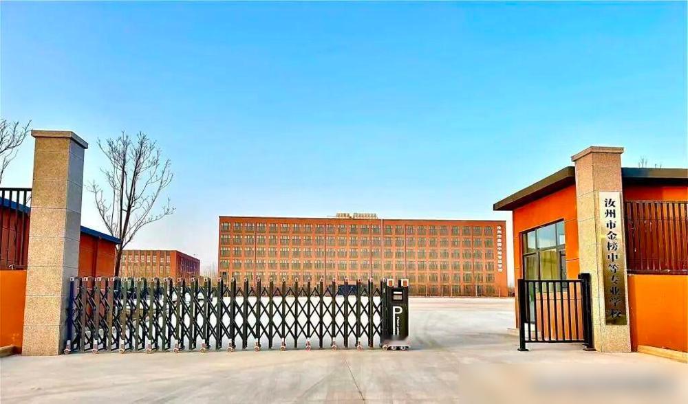 河南汝州一公职人员被曝在学校经营餐厅和超市。

我做了十几年民办校后勤外包的生意