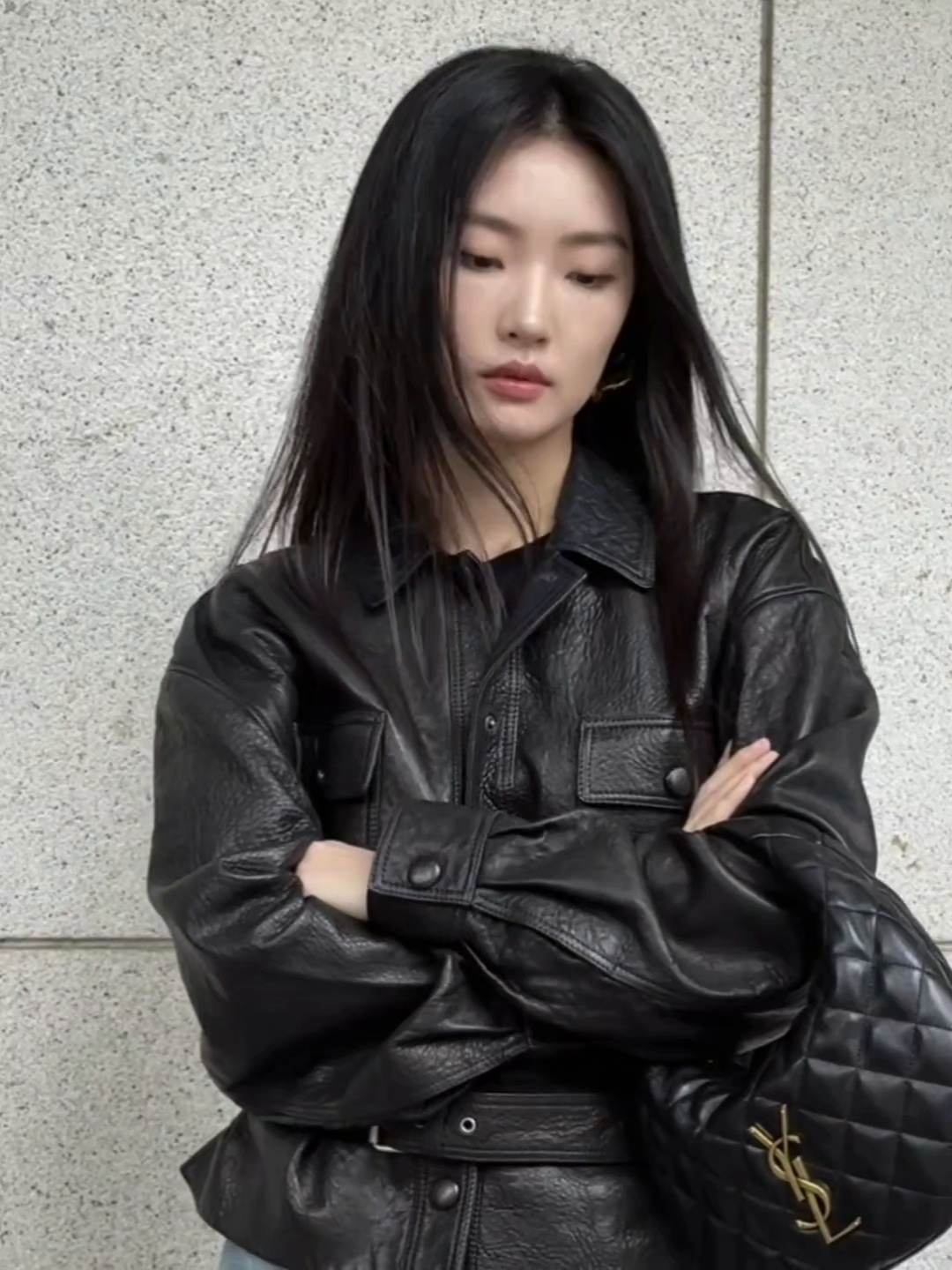 周依然[超话] 黑皮夹克的率性、牛仔裤的自在，再加上周依然标志性的黑长直，整套造