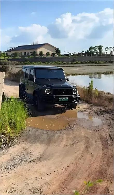 听说村里的哥们儿今年发财了，全款提了一辆大奔，正巧路上碰到他开车出去办事，看到他