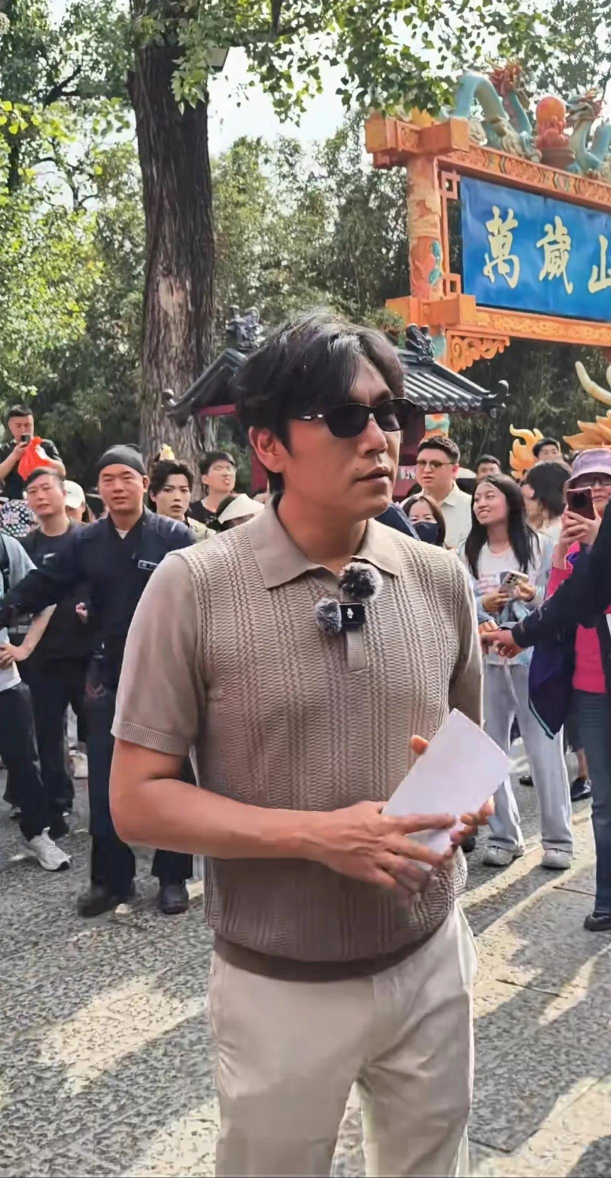 伊能静把秦昊都熬成了大叔模样，大叔的标配中年发福，伊能静还是像小姑娘一样。
被宠