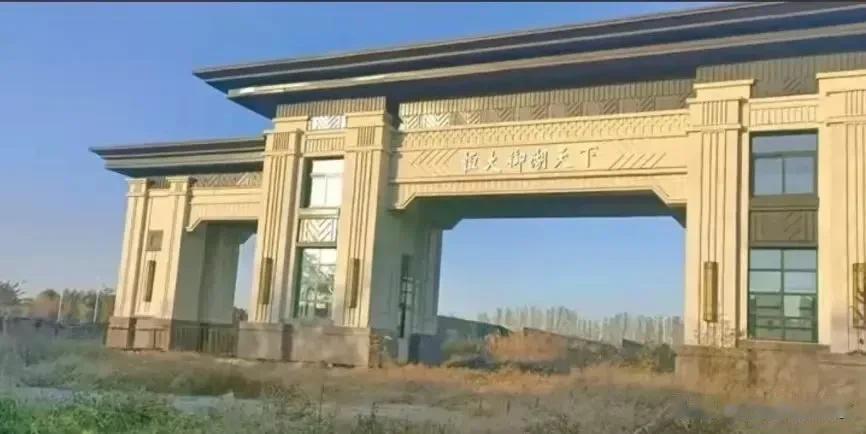 图1 是恒大御湖天下小区的大门，很气派。

图2 是御湖天下小区的效果图。

图