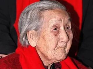 1943年，一个女人受到日本人的侮辱，在山洞里生下了一个男孩。

北风卷着雪花灌