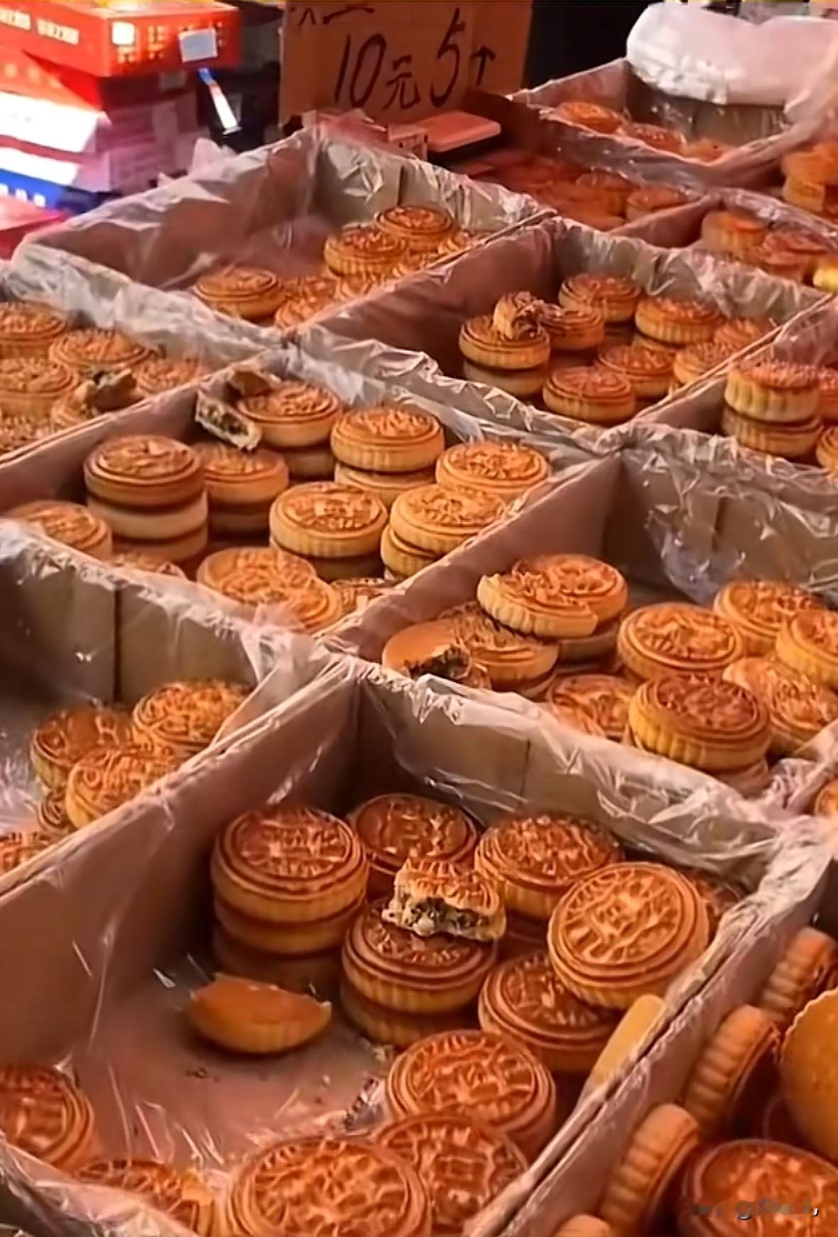 你们都不吃月饼了吗？
前几天马上中秋节了
买月饼的人还是寥寥无几，是不是都在等八