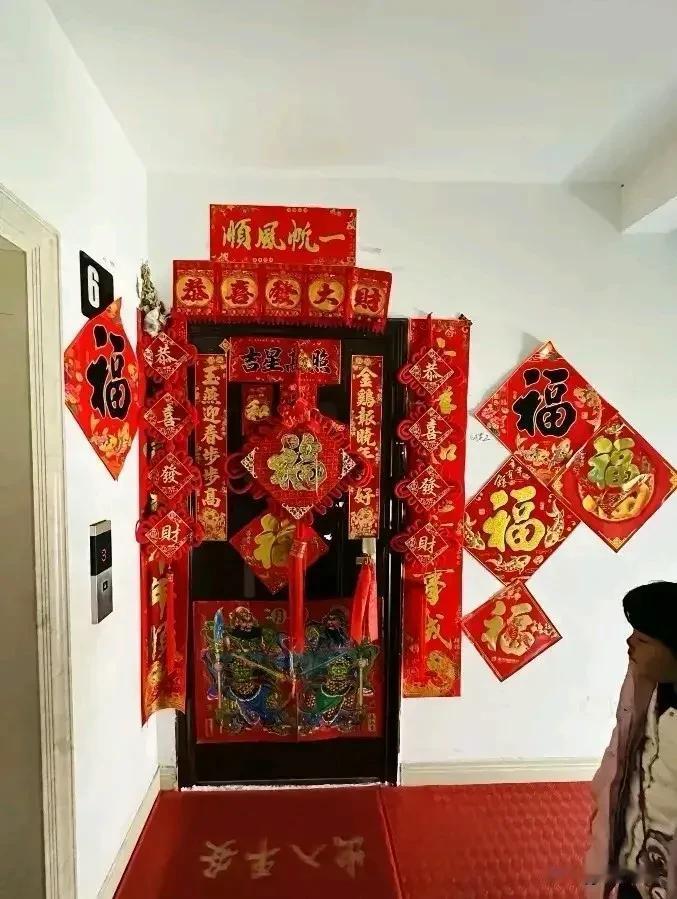 我对面的邻居多喜庆，抬头见喜，出门见喜，喜从天降，福满多多，照实让人羡慕了。我优