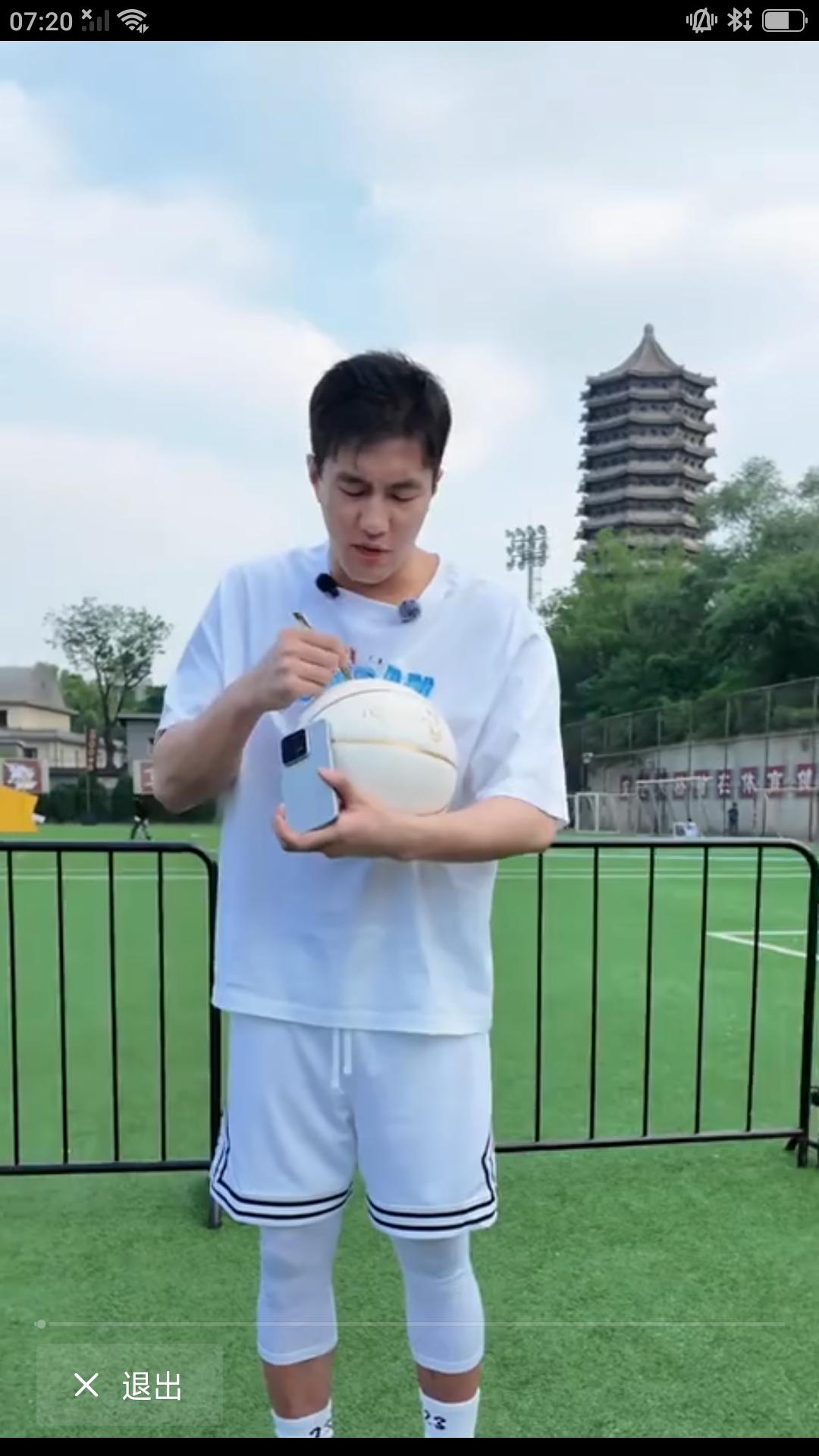 中国男篮三大球星郭艾伦，朱芳雨，孙悦齐聚北大，共同出席高校篮球赛活动，现场执笔为