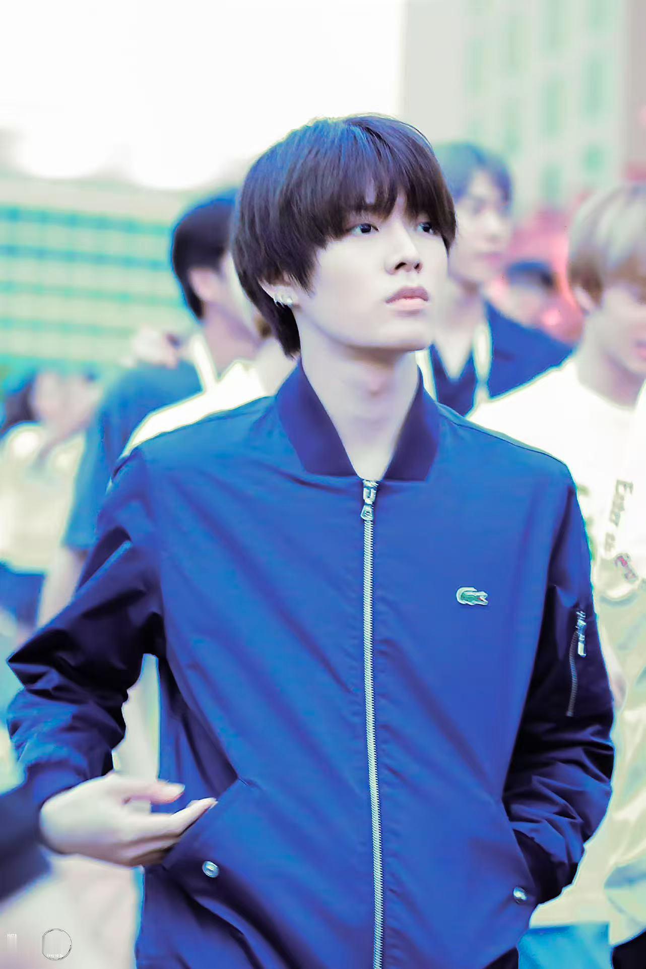 中本悠太 🍒治愈微笑中本悠太穿上足球服在场上奔跑的大阪男孩行走在绿林爱青山泉水