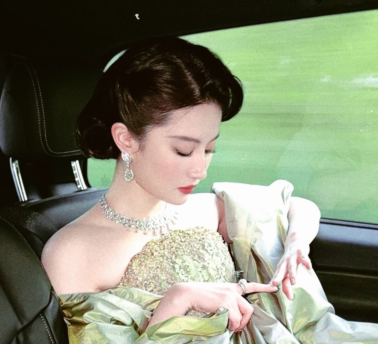 刘亦菲与春天的适配度💯，举手投足间流露着温婉的静气，让人看到她时总会静下心去欣