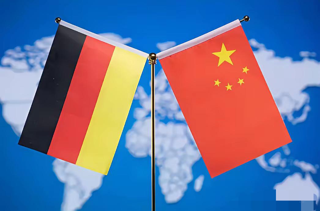 德国算盘打的是真精！中国刚对日本进行反制，德国总理动身访华当天，默茨卡点与高市早