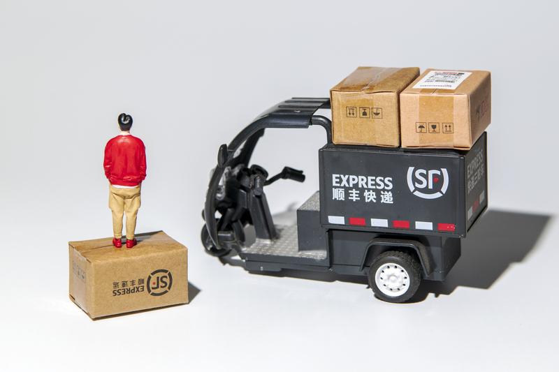 西安王先生的五十万设备躺在珠海展馆外时，外壳的角钢弯得像被人生生拧过。德邦物流的