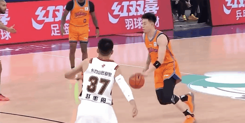 张镇麟秀天赋，上演滑翔暴扣很漂亮



张镇麟持球，直接上演滑翔暴扣，张镇麟身体