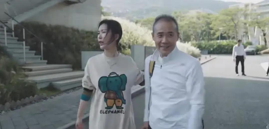 73岁王石被当众推走
 
镜头里，田朴珺一把按住王石胳膊，打断发言，直接把人往台