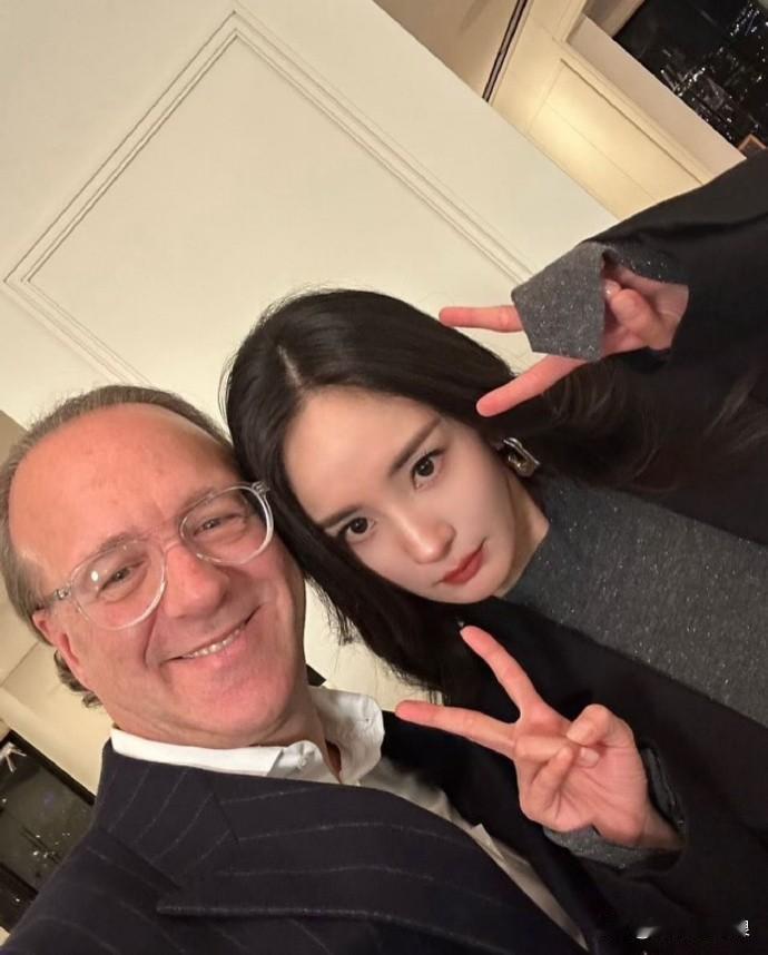 雅诗兰黛全球代言人杨幂与雅诗兰黛执行总裁Stephane合照，古灵精怪的大幂幂！