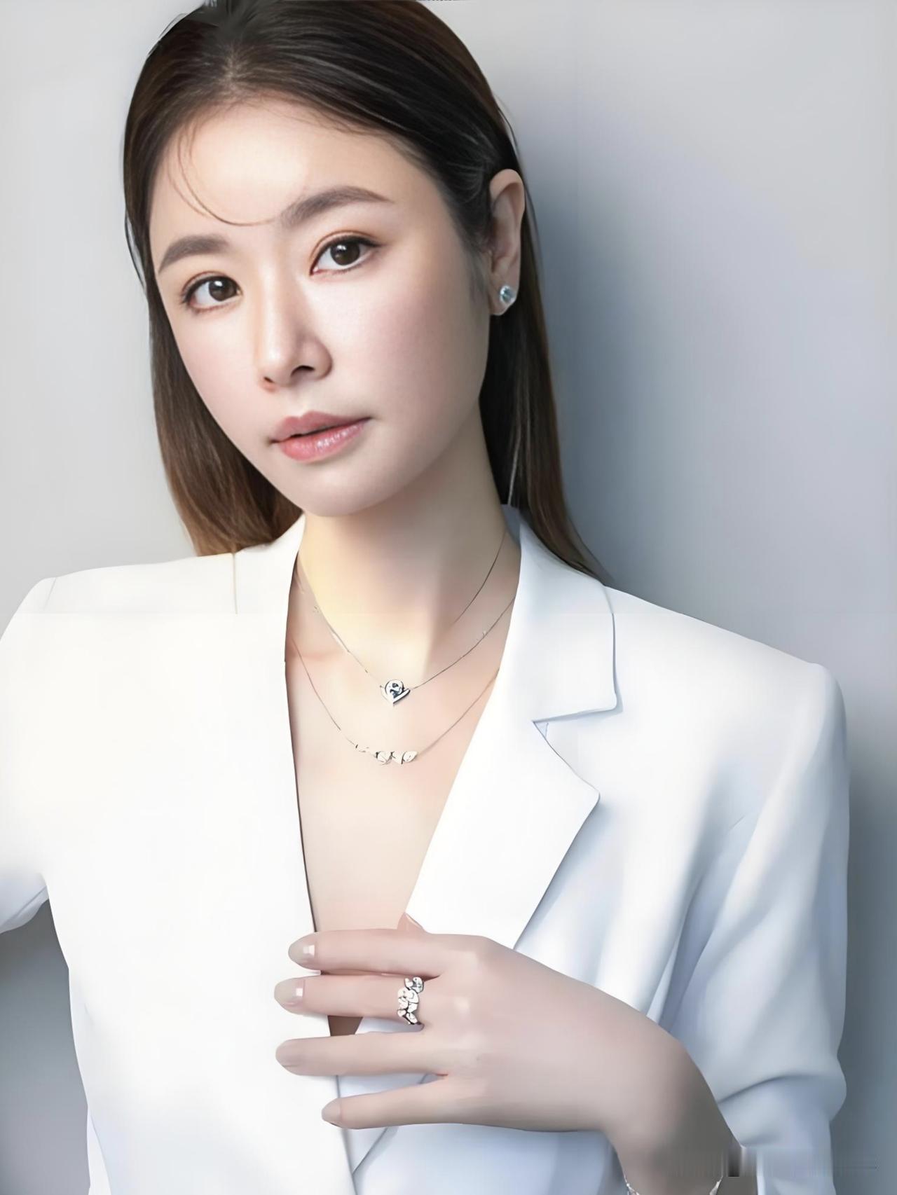 林心如岁月不败，从容优雅。事业家庭双丰收，活成女性理想模样。人生是不是很难有十全