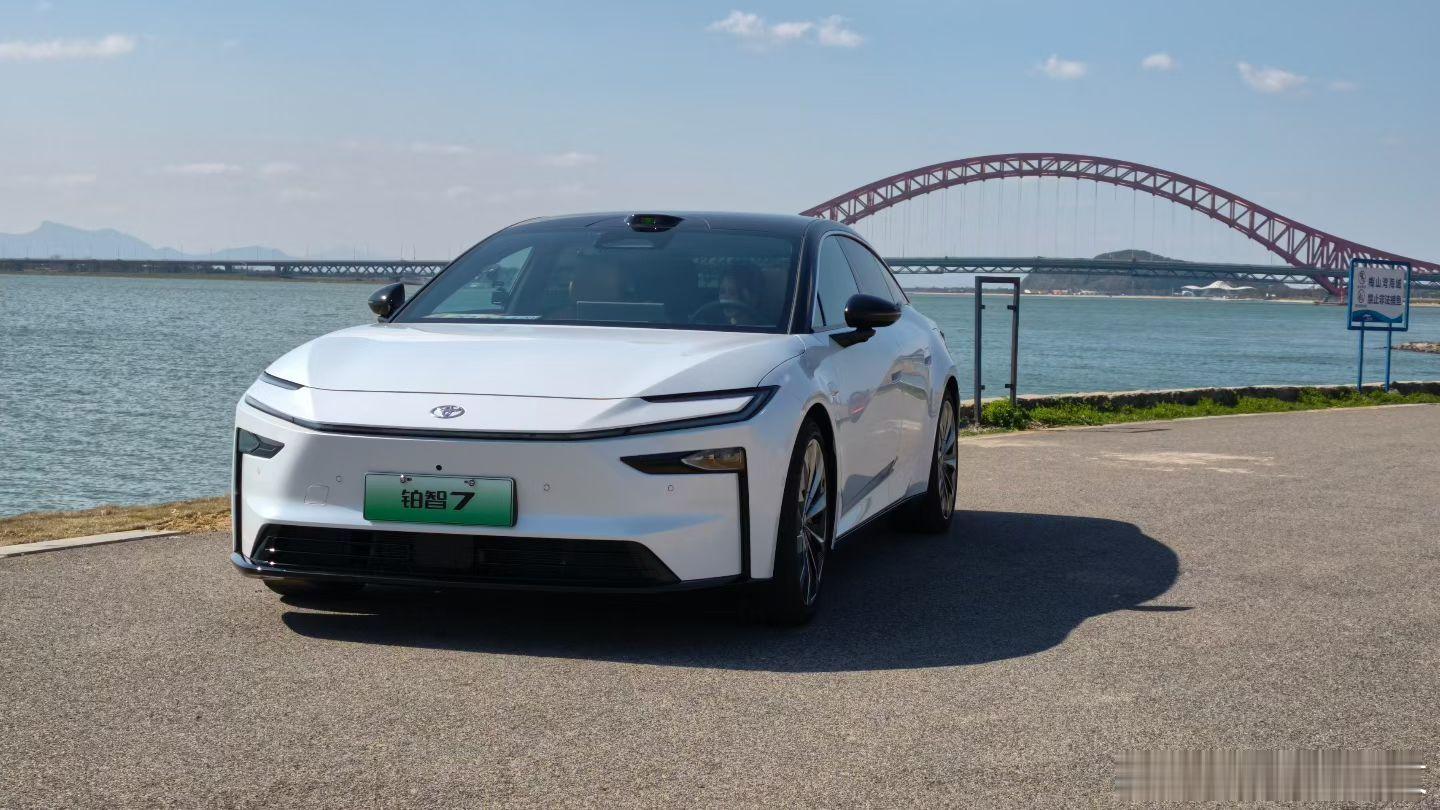 试驾完铂智7，新能源下的丰田味道舒适模式：是台带空悬更安静的凯美瑞、柔软，安定，