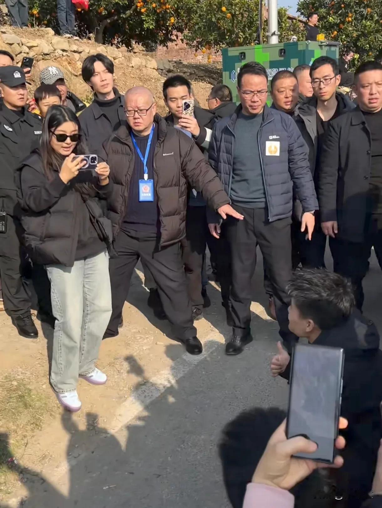 董宇辉为什么千里迢迢去重庆卖橙子？
除了承诺，还有一个更重要的原因。
就是感同身