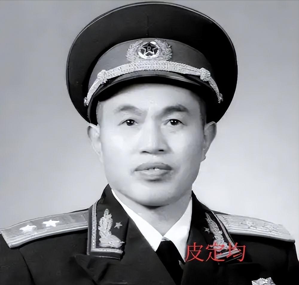 1940年，皮定均看上了女干部张烽，就让县长去说媒，张烽听说了县长的来意后，拒绝