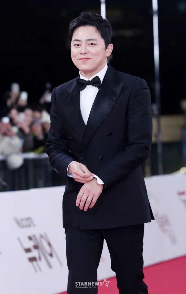 曹政奭 有望出望新剧Paper Man 男主角。该剧讲述红绿色盲的男人遇到假币后