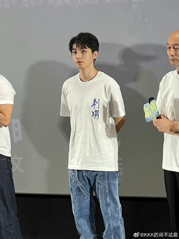 #王俊凯杭州刺猬路演生图##王俊凯杭州路演清爽白T# 王俊凯的杭州路演生图，每一