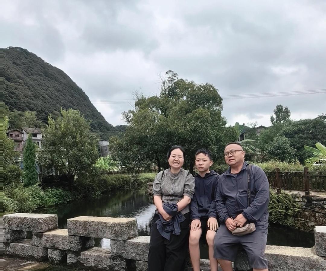 在当年红军长征走过的磅礴乌蒙山褶皱里，我找寻到了这一方静谧天地。
     古桥