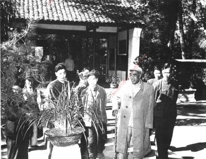 1961年4月1日.朱德在成都杜甫草堂参观