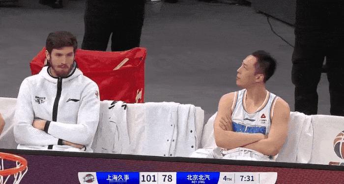 一场风波过后，北京替补席球员人数没有教练人数多，戴昊一换四，五个人一起被驱逐，根