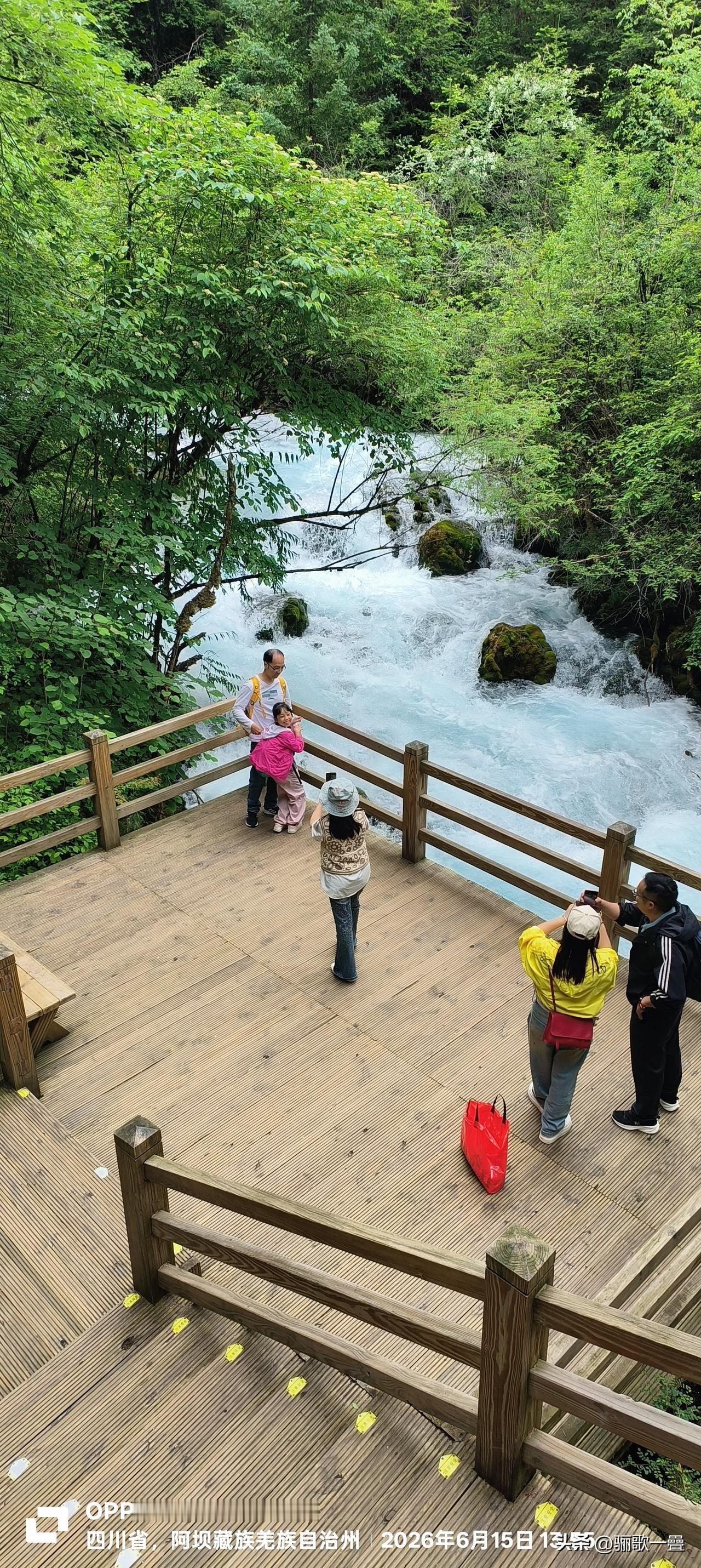 九寨沟能成为国内水景天花板，核心是独一份钙华地质、动静完整水系、密林雪山完整配套
