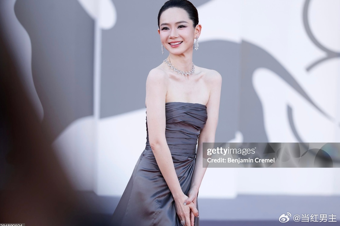 戚薇回应小白是否可以做AI 看到她说全家一起用AI做东西那段我笑了，因为我昨天刚