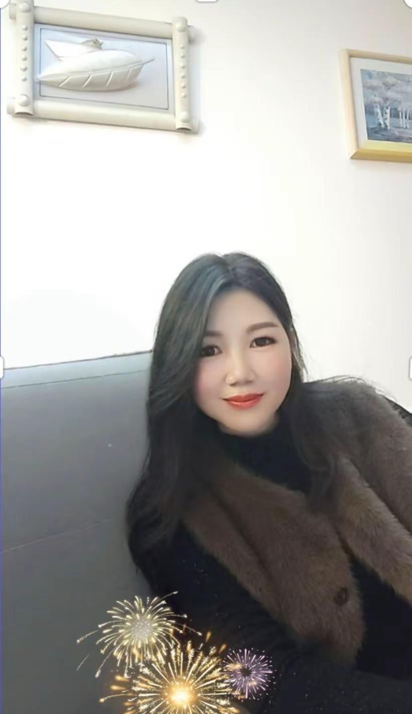 亲爱的老己：今年做个温暖的人，以最大的平静去爱我们不确定的生活，人静，心安，物简