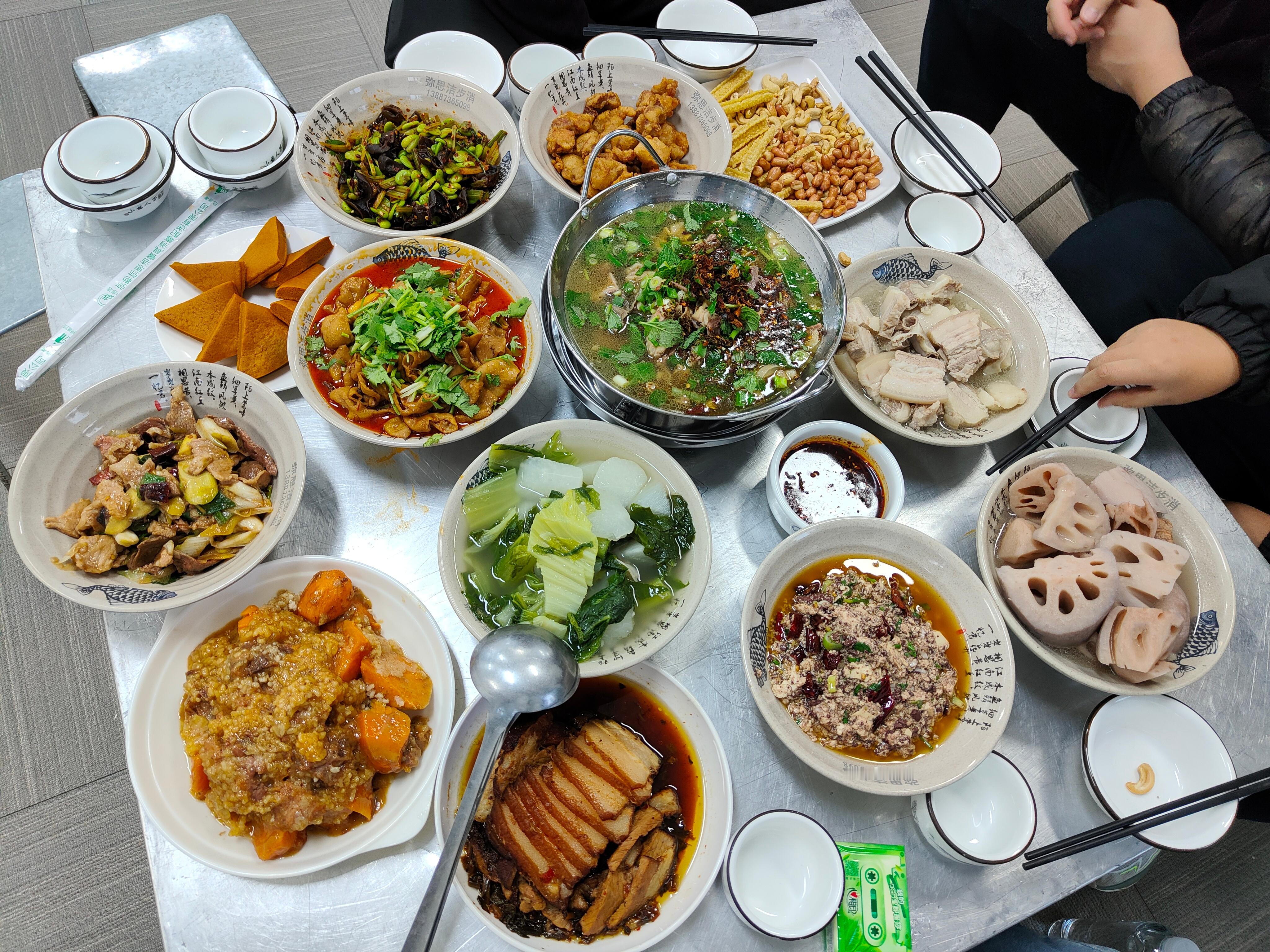 吃个杀猪饭，跟老婆去电影院看个演唱会迎接2024年[赞][doge] ​​​