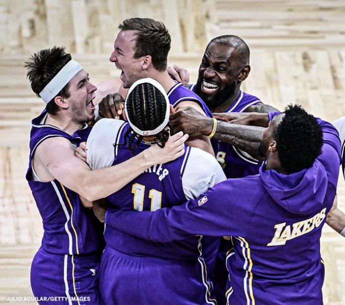 卢克・肯纳德绝杀魔术，詹姆斯笑开了花 
肯纳德从小就在詹姆斯的 AAU 球队打球