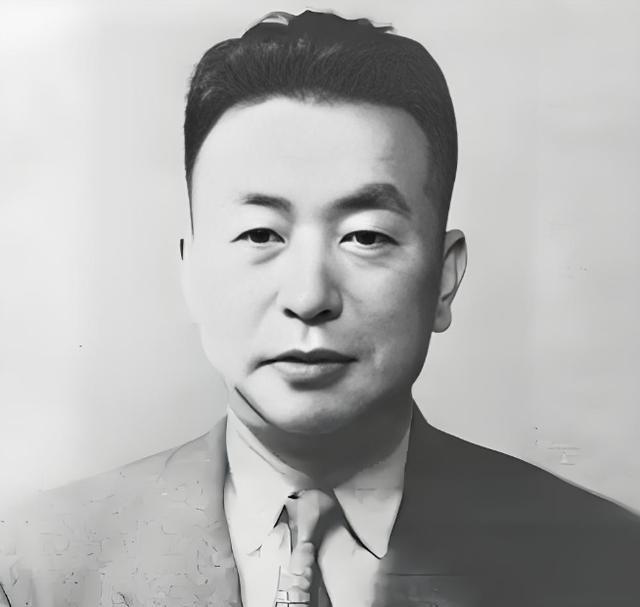 1950年，当一名汉奸被抓起来审问的时候，这名汉奸居然掏出一张纸大声说道：“我用