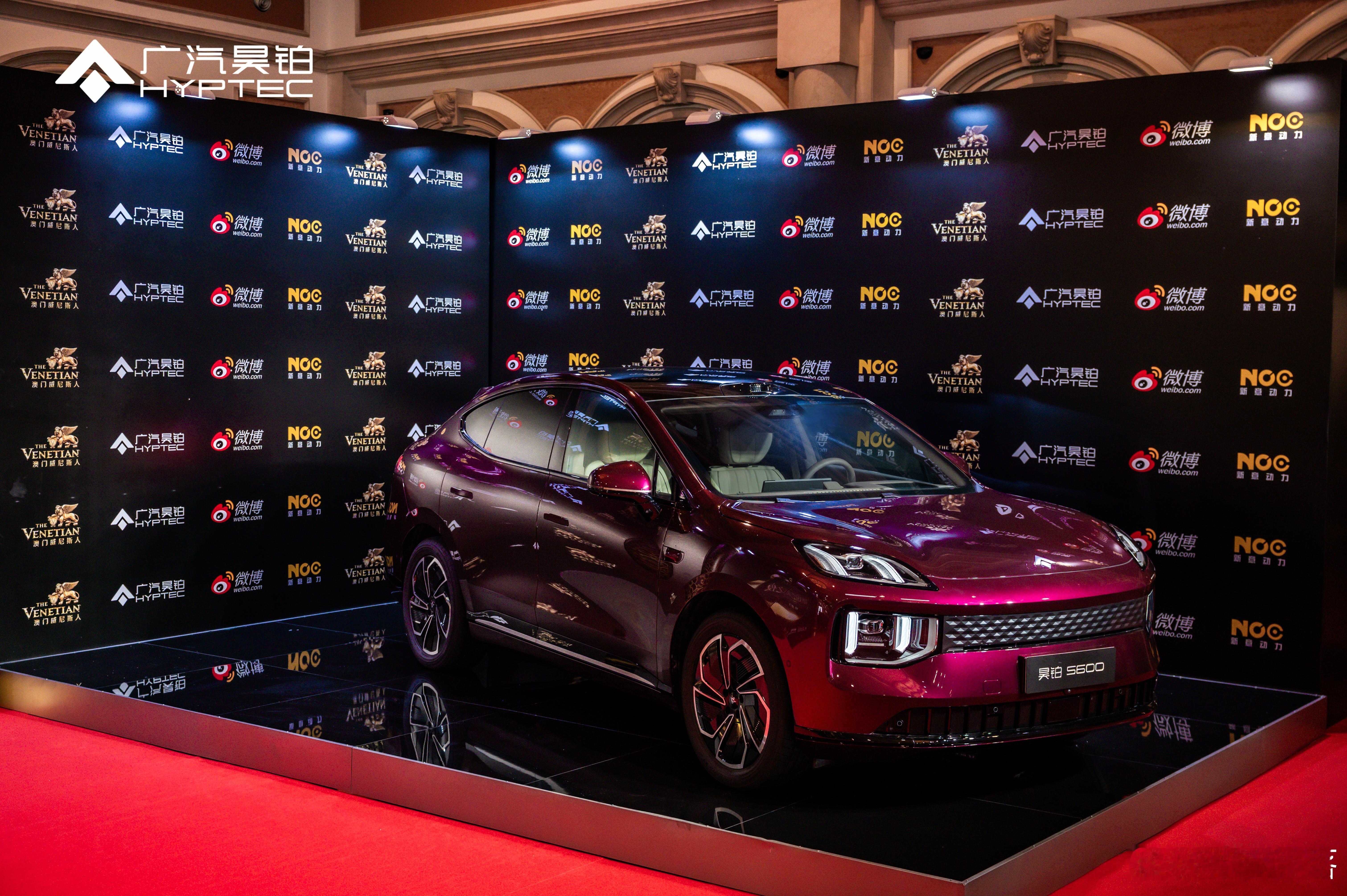 澳门微博之夜星光璀璨，但真正压得住场子的 “顶流”，还得是这辆昊铂 S600。超