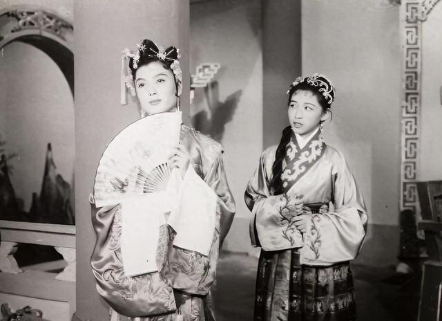 1952年，90岁的齐白石对年仅25岁的新凤霞产生了好感，他一把引领新凤霞进入卧